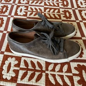 Frye Brett low lace leather shoes with perf logo. Mens size 10. Slate.